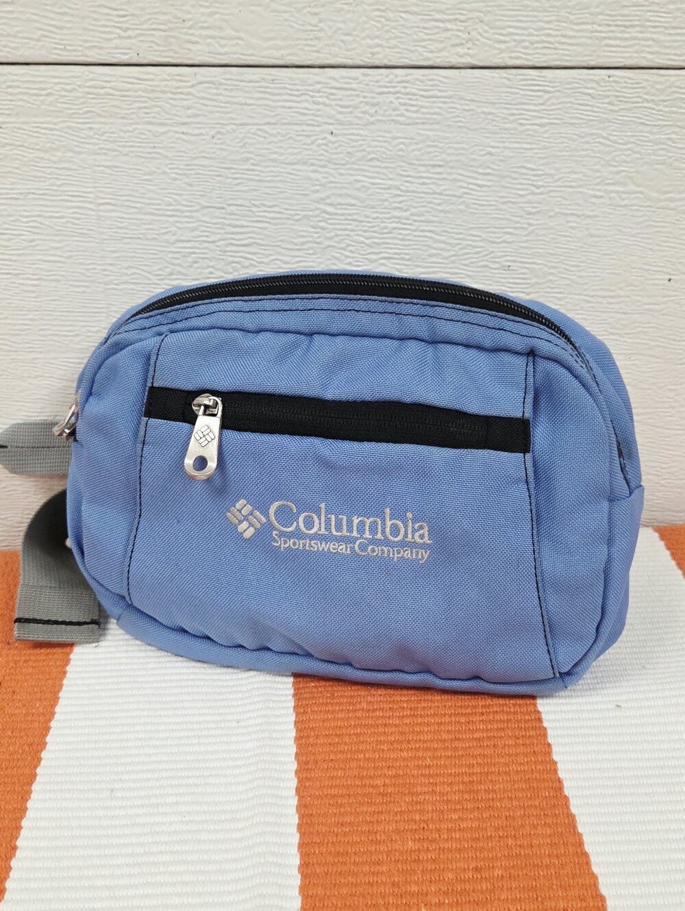 Columbia Light Blue Waist Pack With Black Strap Fanny Pack — image 7 of 8